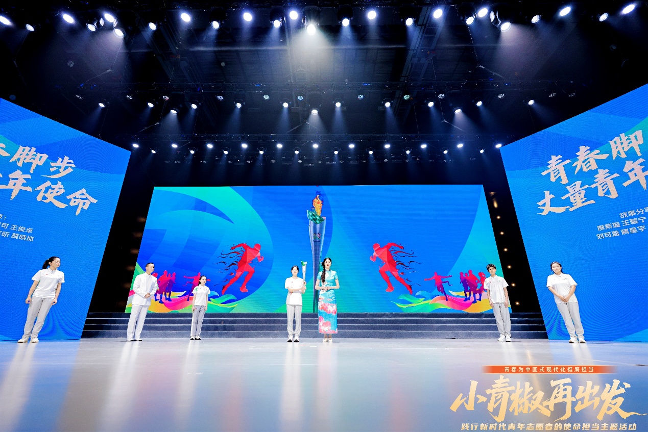 一群人在台上表演的人倒一边的照片低可信度描述已自动生成