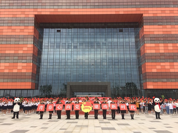 4月21日成都大学青年学生歌唱《我和我的祖国》纪念五四运动一百周年（刘超）-1.jpg